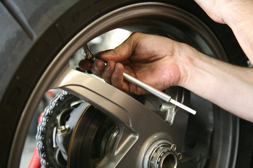 Ilustrasi Pemeriksaan Ban Motor (photo by autobodymagazine)