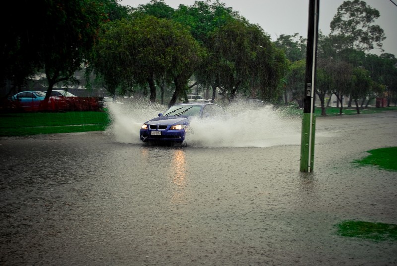 hindari mengebut di saat banjir (sumber flickr)