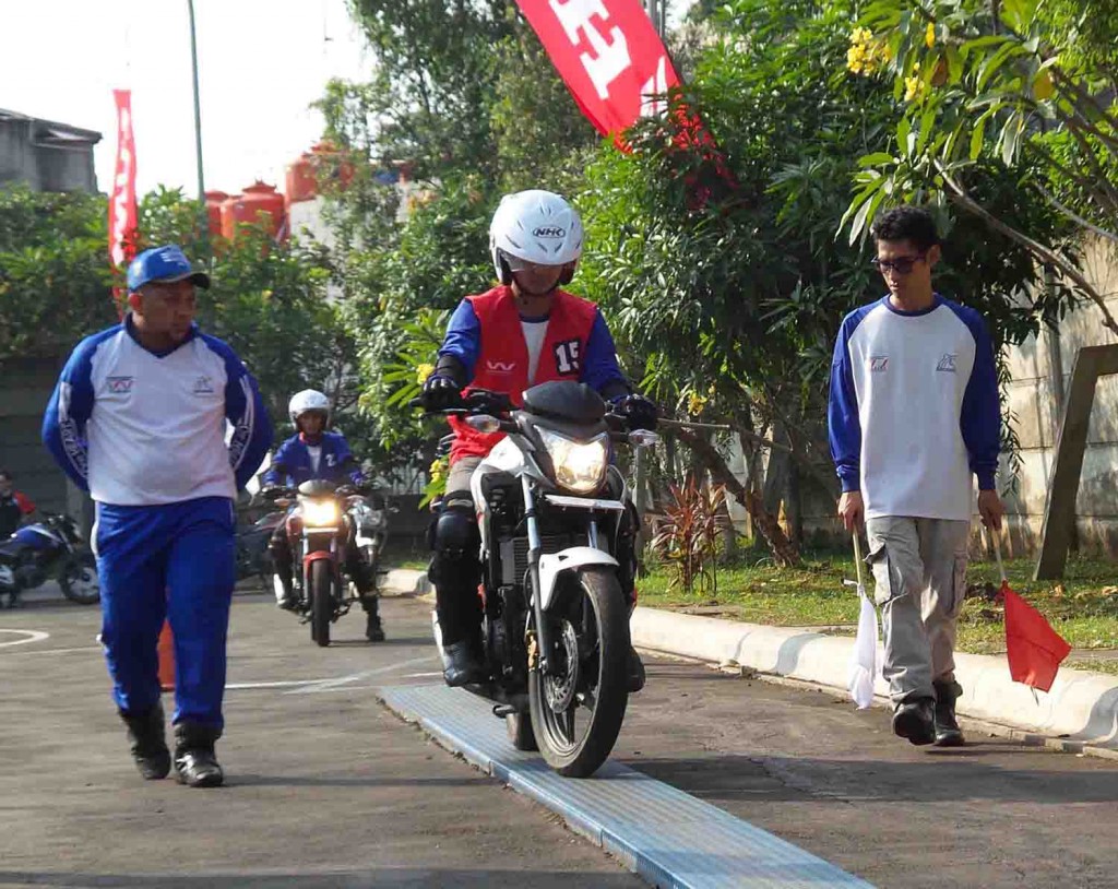 Peserta Melewati Papan Keseimbangan (1)
