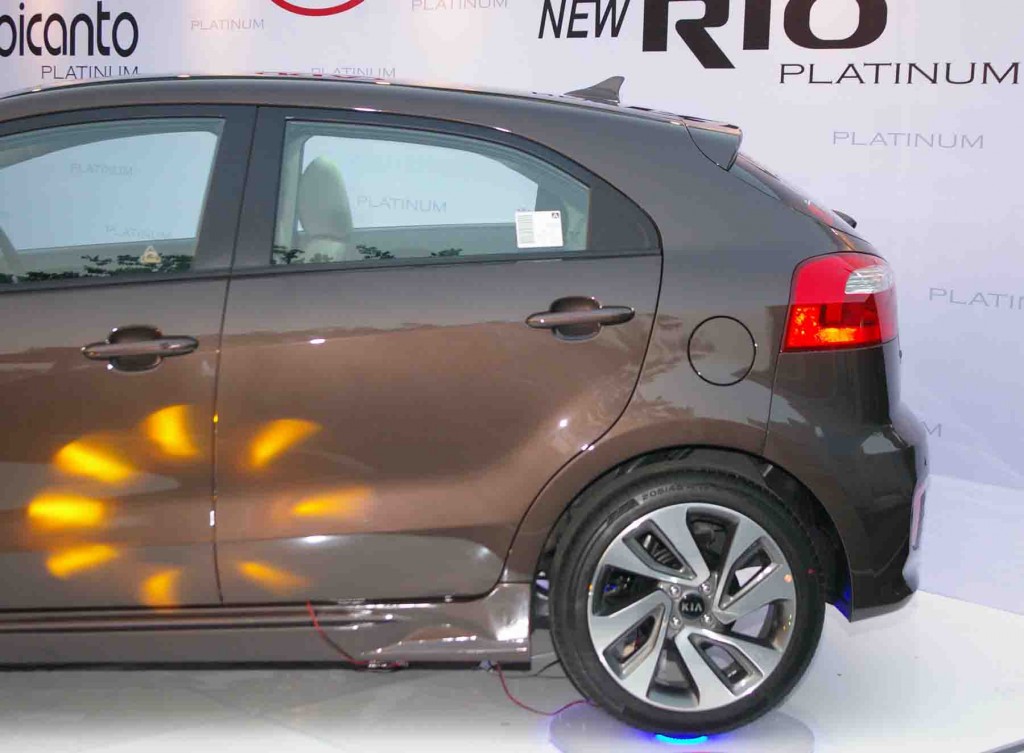 Kia Rio Platinum tampak samping
