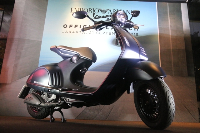 Vespa 946 Emporio Armani