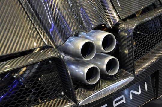 11-pagani-hyayra-carbon-fiber-geneva