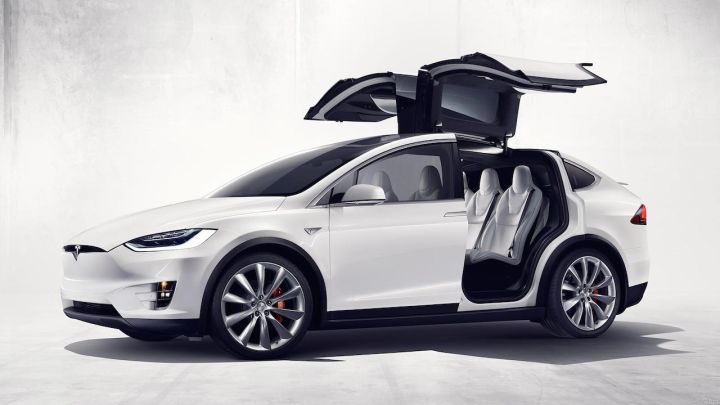 Desain futuristik Tesla Model X dengan Falcon Doors