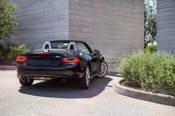 Fiat 124 Spider memiliki lekuk bodi elegan, sementara Miata lebih berciri sporti