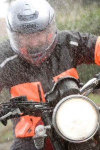 jaket anti hujan (sumber motorcyclecruiser)