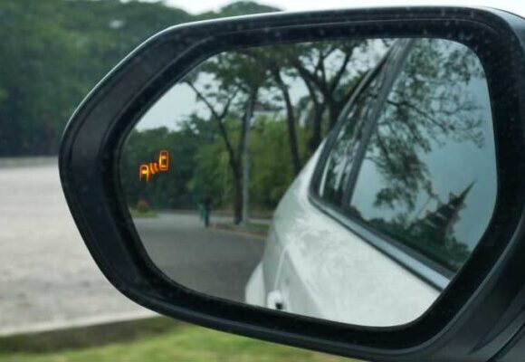 cara mengatur spion mobil