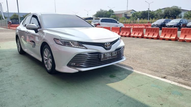 Toyota Camry Hybrid vs Non Hybrid. Foto/Istimewa