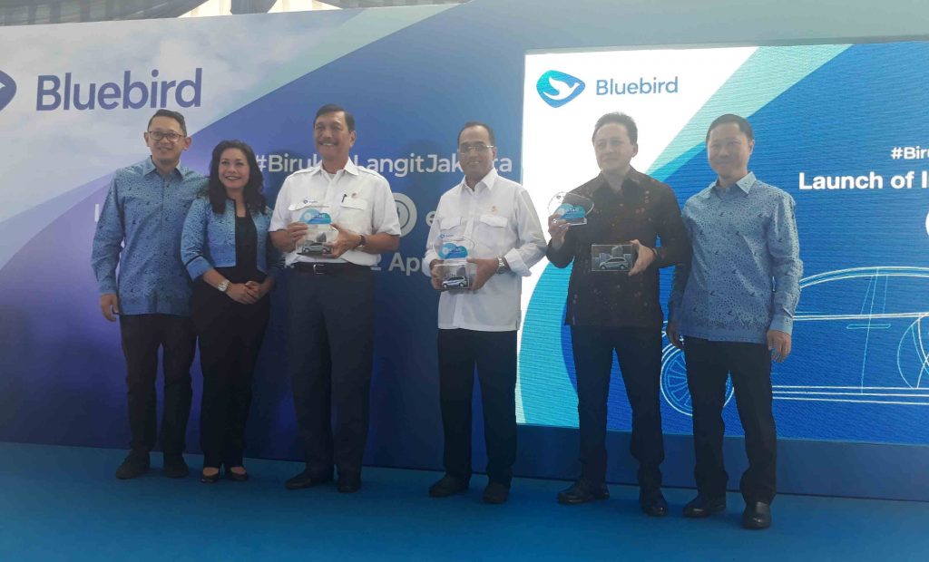 Bluebird pakai mobil listrik