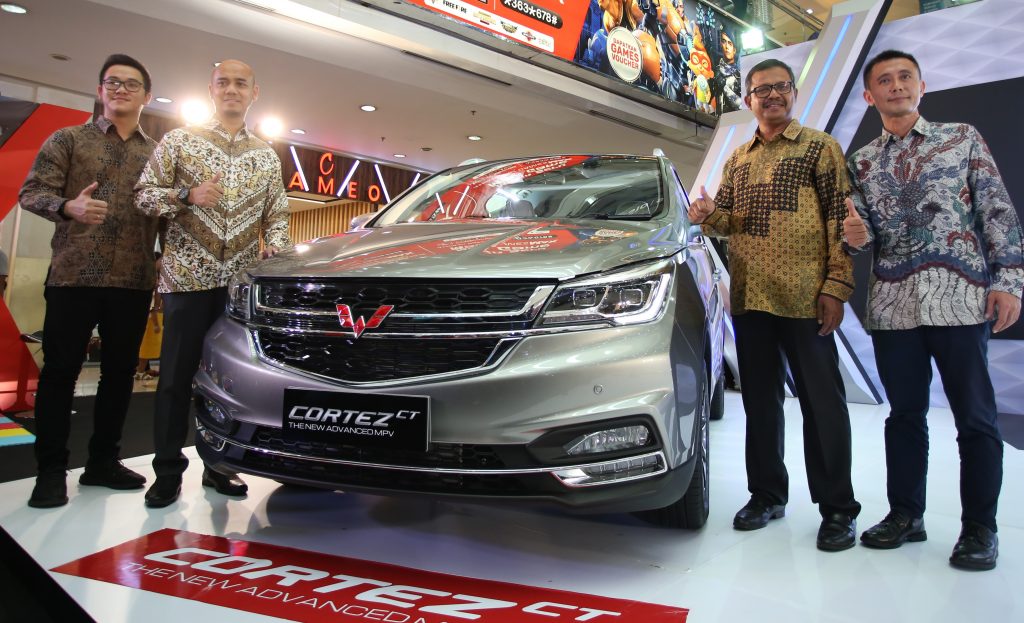 Jajaran Manajemen Wuling Motors dan PT Arista Jaya Lestari dalam Peluncuran Cortez CT di Medan