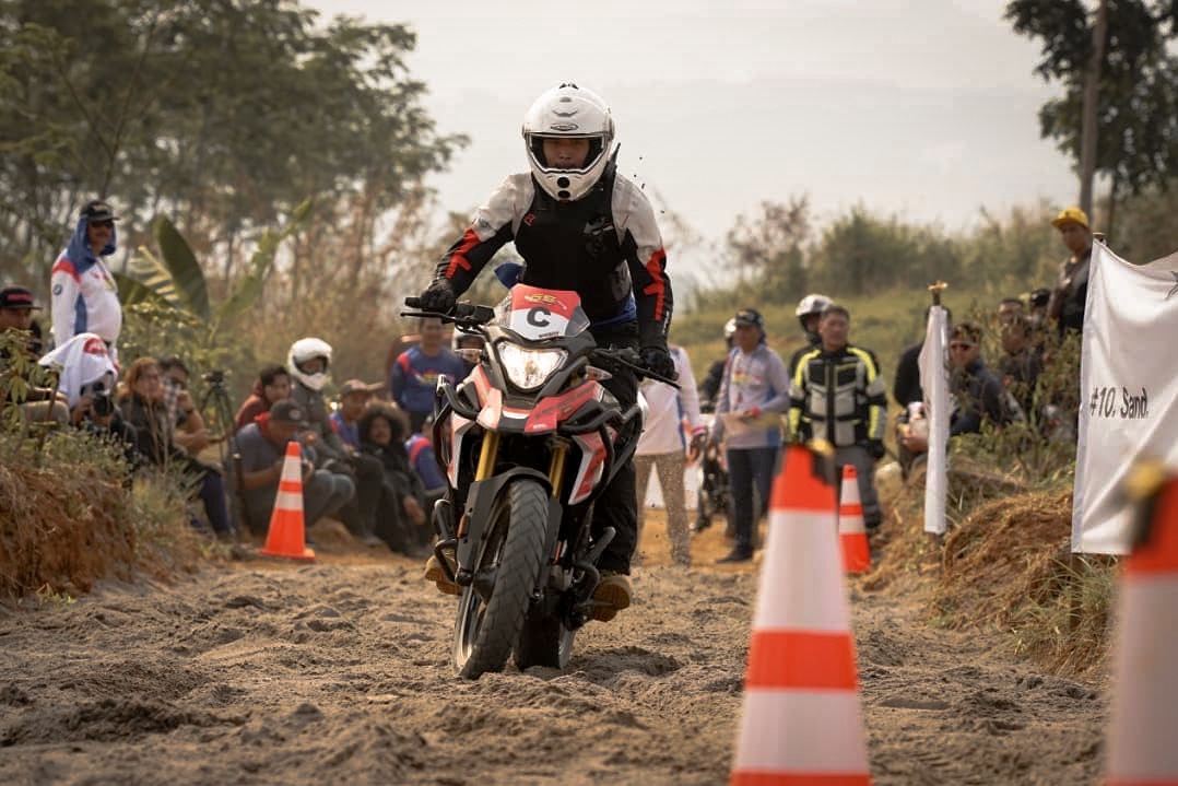 GS Trophy BMW Motorrad, diikuti puluhan peserta.