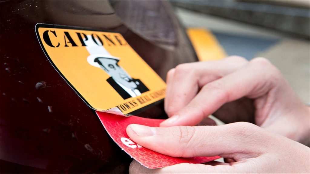 Cara menghilangkan bekas stiker di mobil.