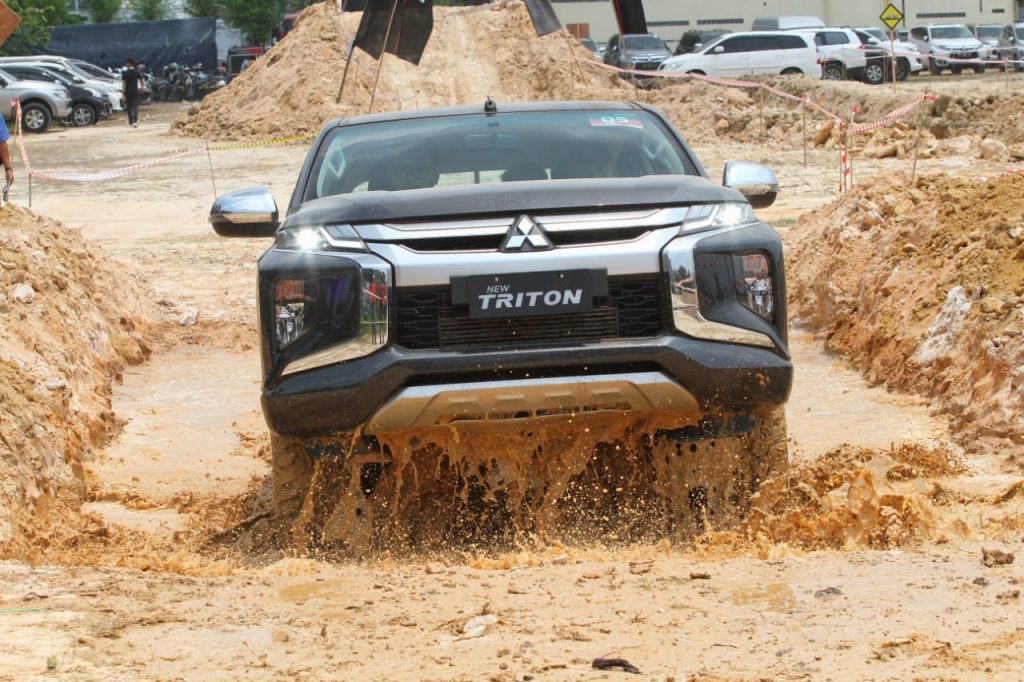 Mitsubishi New Triton melibas lintasan lumpur