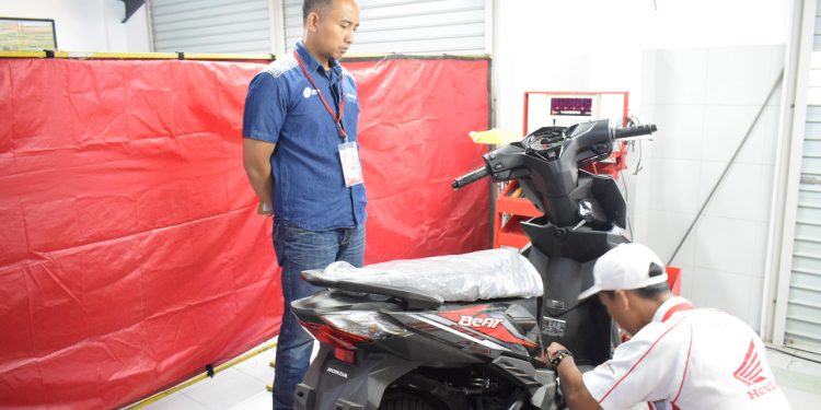 Instruktur DAM sedang menilai siswa yang mengikuti kompetisi.