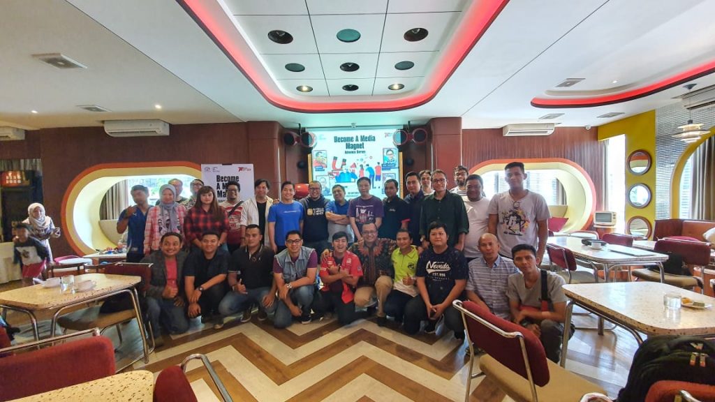 Foto bersama antara perwakilan Toyota Astra Motor dan komunitas