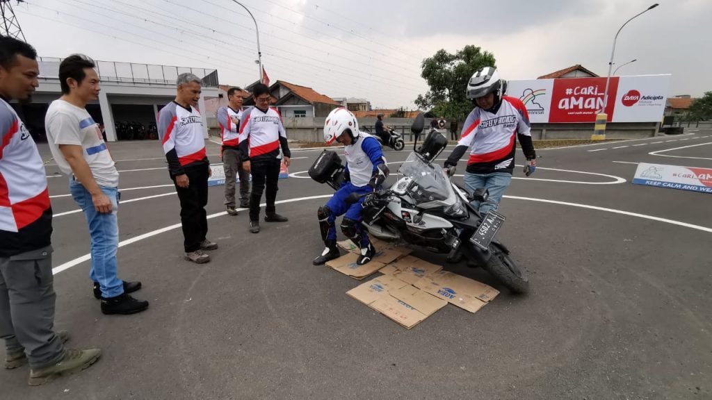 Para pengguna baru big bike diberikan ilmu oleh PT Daya Adicipta Motora (DAM).