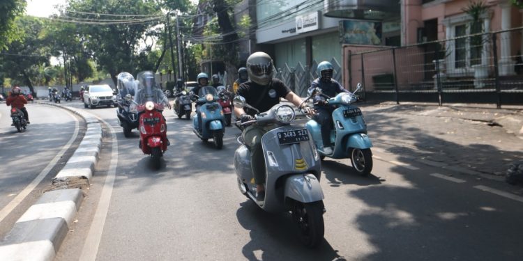 Vespa GTS Super Tech 300 diajak berkeliling kota Jakarta.