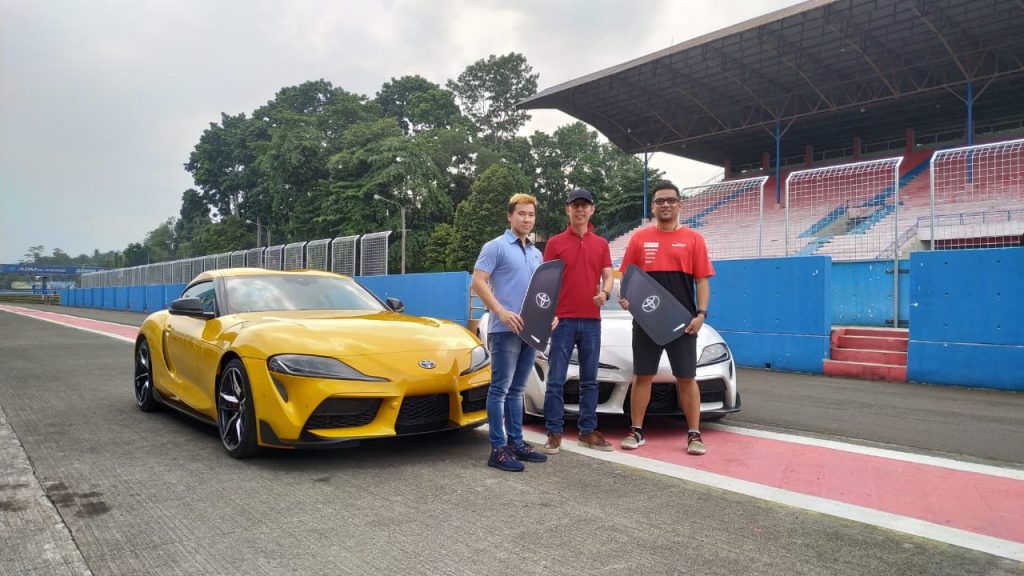 PT Toyota Astra Motor (TAM) serahkan 2 unit Toyota GR Supra kepada konsumen.