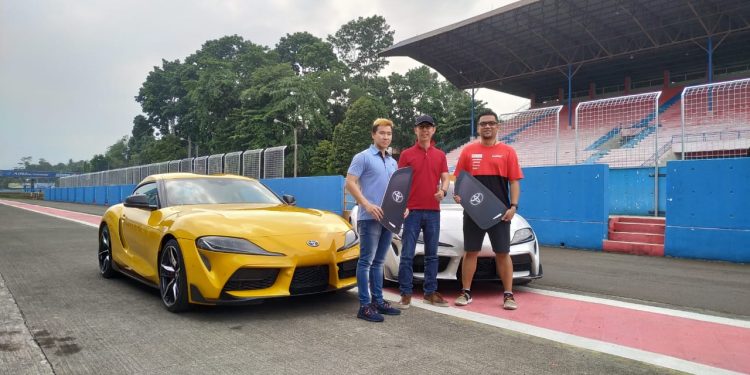 PT Toyota Astra Motor (TAM) serahkan 2 unit Toyota GR Supra kepada konsumen.