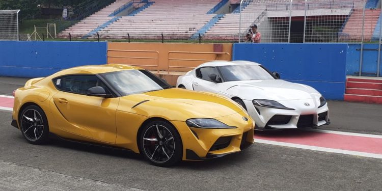 Dua unit Toyota GR Supra diserahkan kepada konsumen di sirkuit Sentul