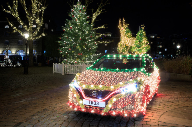 Unik, Nissan Dandani Mobil Listrik Leaf Jadi Pohon Natal Berjalan