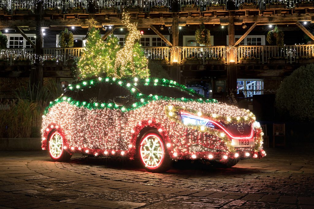 Unik, Nissan Dandani Mobil Listrik Leaf Jadi Pohon Natal Berjalan