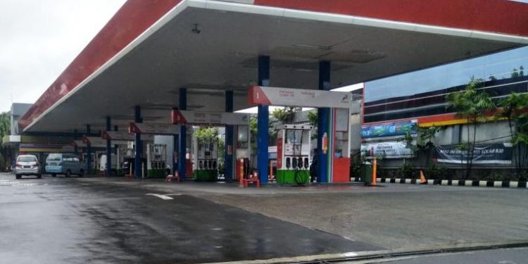 Pertamina terpaksa menghentikan 7 SPBU di Jakarta akibat banjir.