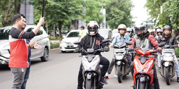 Para pengguna Honda BeAT diajak melakukan rolling thunder
