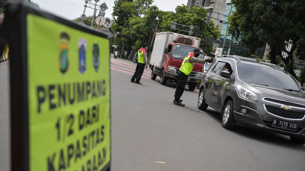 Polisi memeriksa kendaraan di saat PSBB, photo: 100KPJ.com