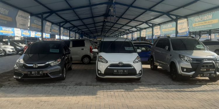 Diler mobil bekas Mobil Shop di Carsentro Semarang