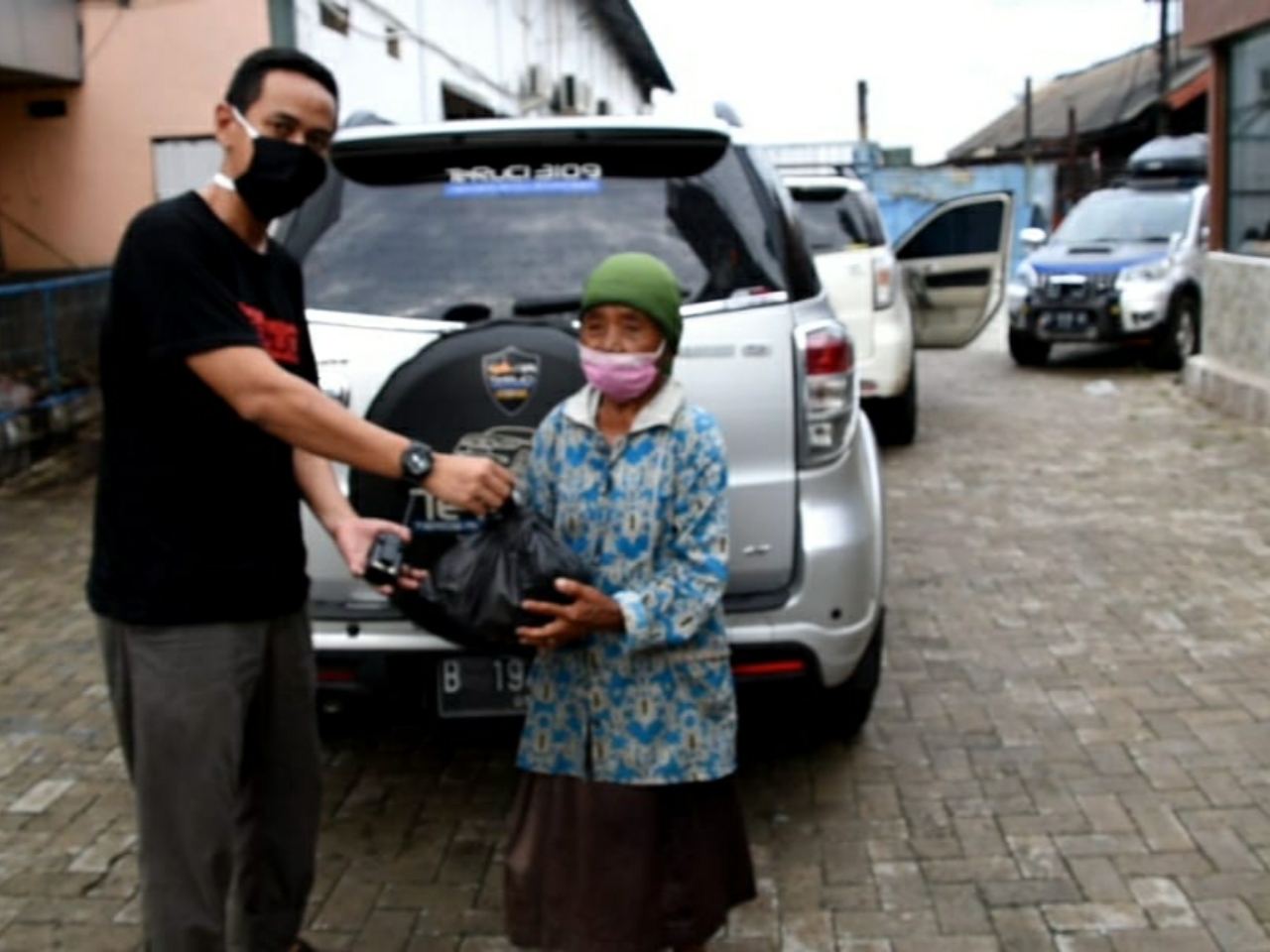 TeRuCI beri bantuan berupa masker dan paket sembako