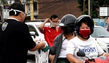 Pembagian masker dilakukan di jalan raya