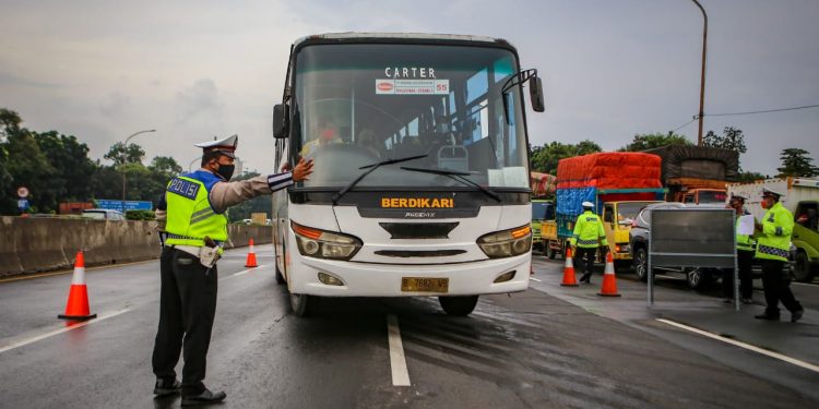 Seluruh kendaraan diperiksa kelengkapan SIKM, photo: VOI