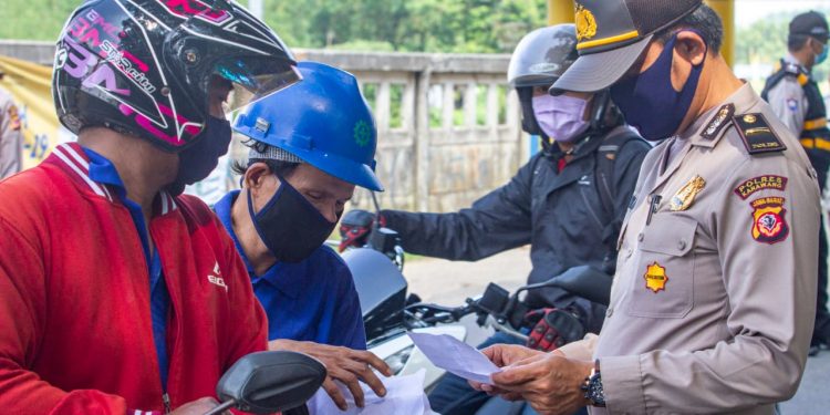 Seluruh kendaraan diperiksa kelengkapan SIKM, photo: Indonesia.go.id