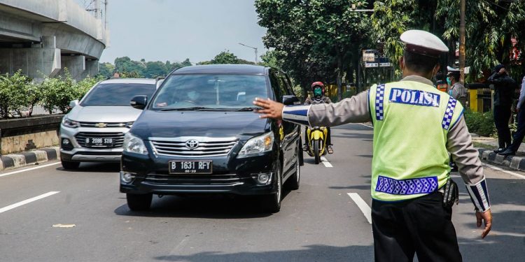 Seluruh kendaraan diperiksa kelengkapan SIKM, photo: Indonesia.go.id