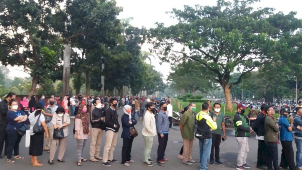 Pemohon SIM sudah antre sejak dini hari, masjid At-Tin Jakarta Timur, photo: Nusantara TV