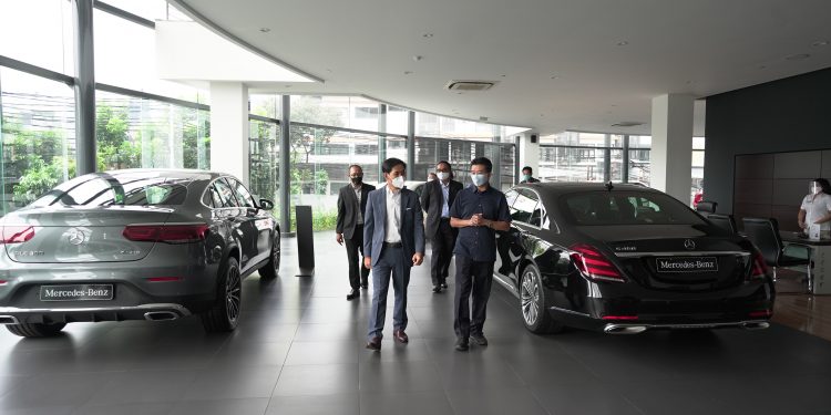 Kunjungan Choi Duk Jun, Presiden Direktur MBDI saat mengoperasikan diler