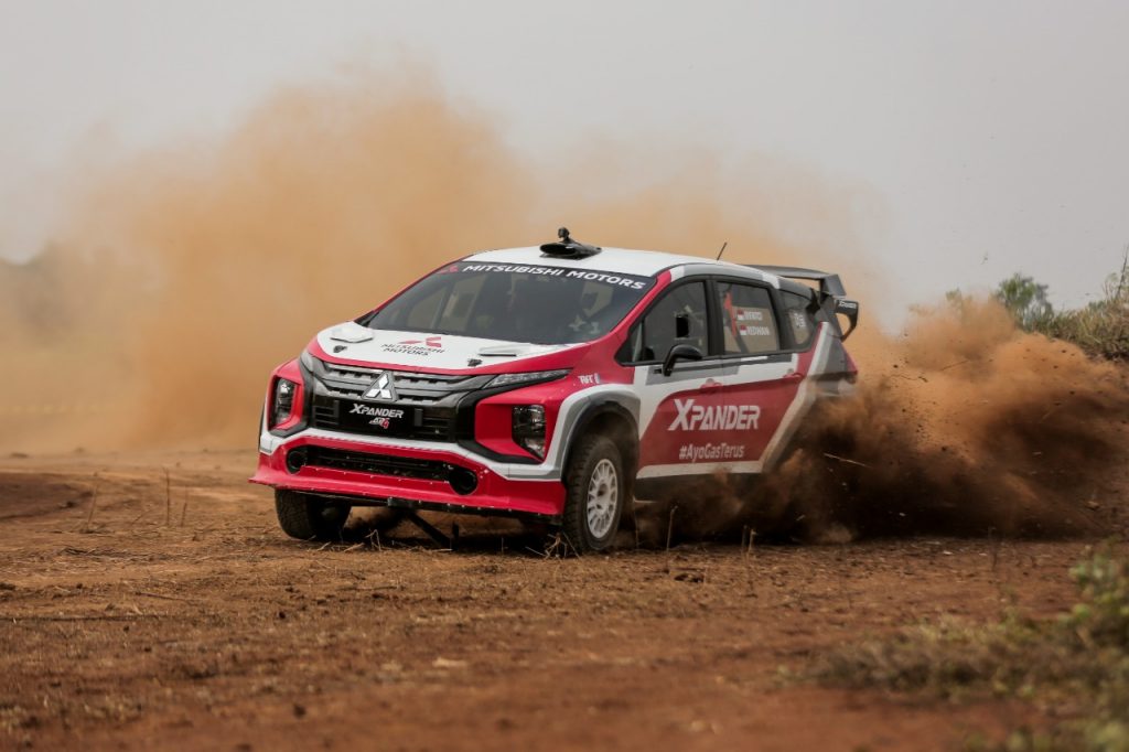 Rifat Sungkar menguji Xpander AP4 pertama kali di Indonesia