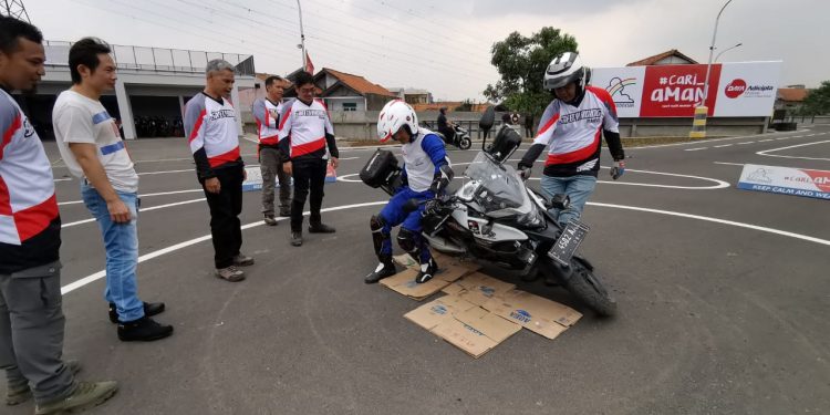 Cara berdirikan sepeda motor yang jatuh