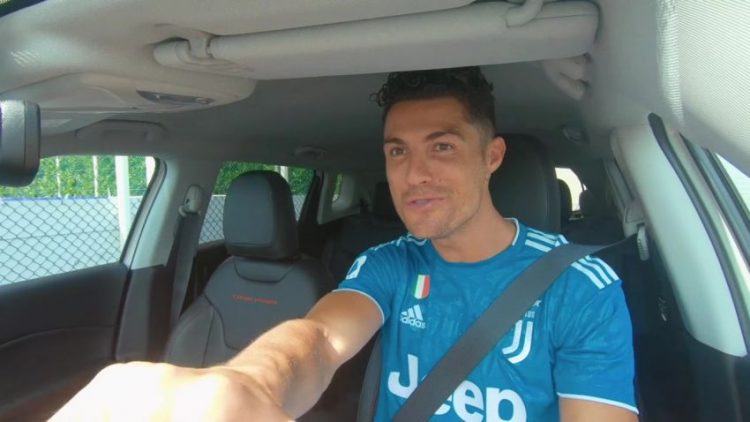 Cristiano Ronaldo mengendari Jeep Compass