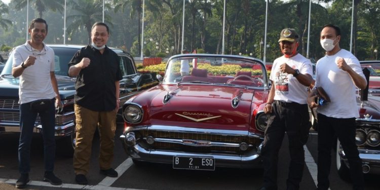 Pecinta mobil tua berkumpul di gedung MPR RI