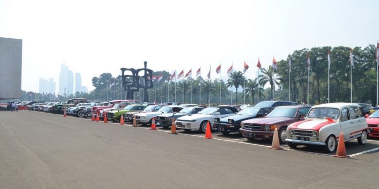 Pecinta mobil tua berkumpul di gedung MPR RI