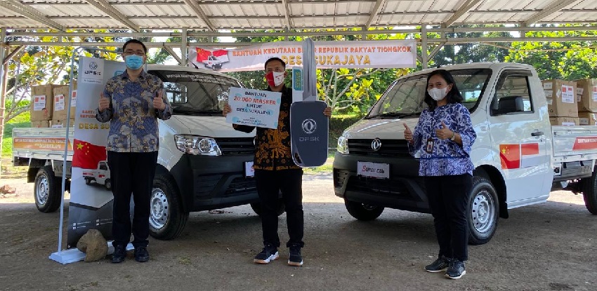 Penyerahan secara simbolis DFSK Super Cab kepada masyarakat Desa Sukajaya, Sukabumi, Jawa Barat