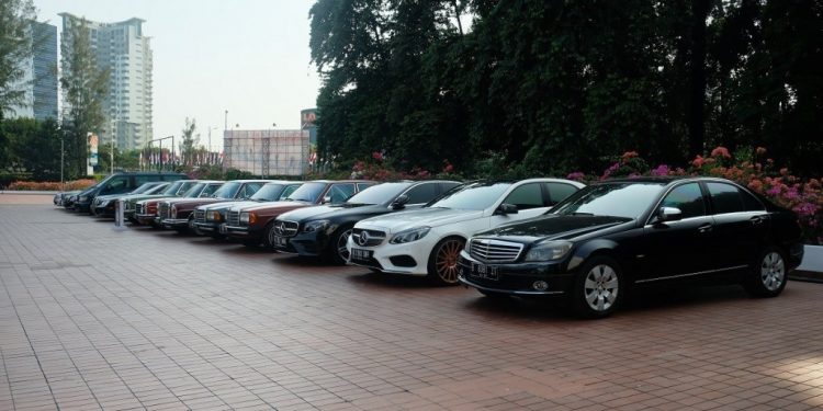 Para peserta membawa berbagai macam dan tipe Mercedes-Benz