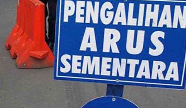Pengalihan arus dilakukan untuk antisipasi kemacetan akibat demo masa menolak UU Cipta Kerja.