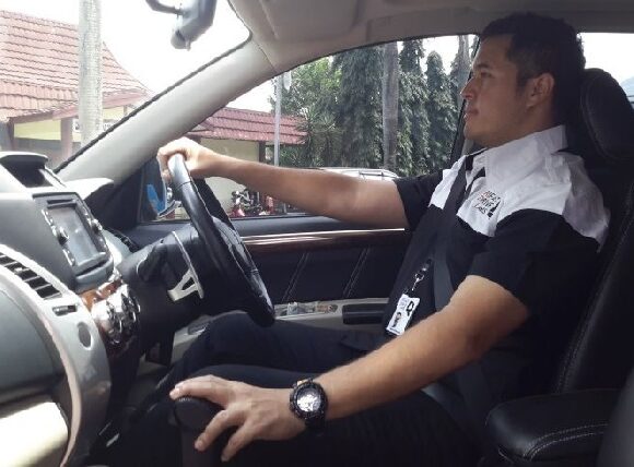 Posisi duduk mengemudikan mobil