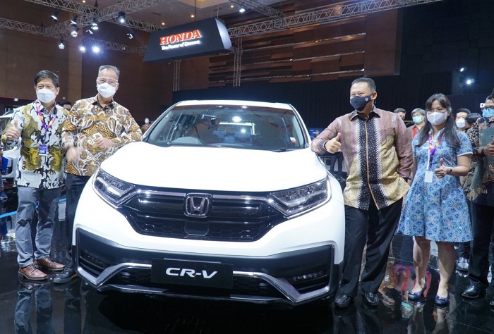 Menteri Perindustrian Agus Gumiwang Kartasasmita bersama Ketua MPR Bambang Soesatyo berkunjung ke booth Honda