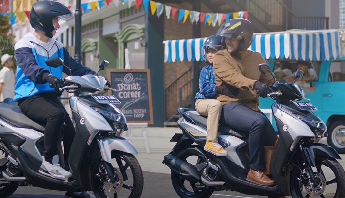 Mengendarai Sepeda Motor