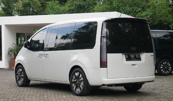 Hyundai Staria tampak belakang samping