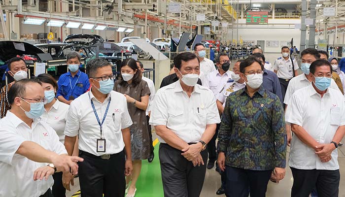 luhut sambangi pabrik wuling