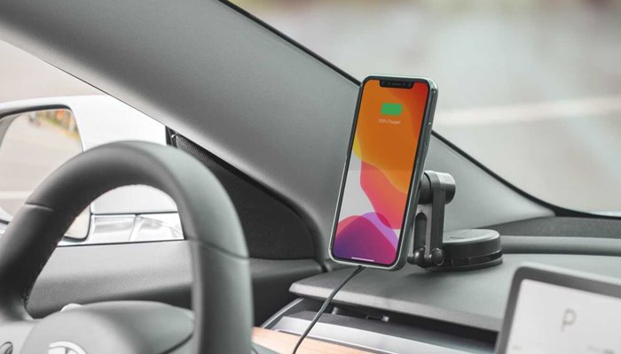 Ilustrasi smartphone di dalam mobil